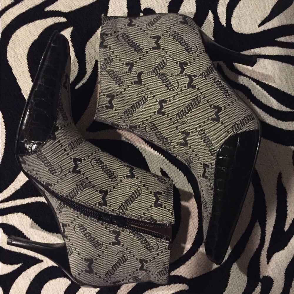 A pair of Alligators for your feet